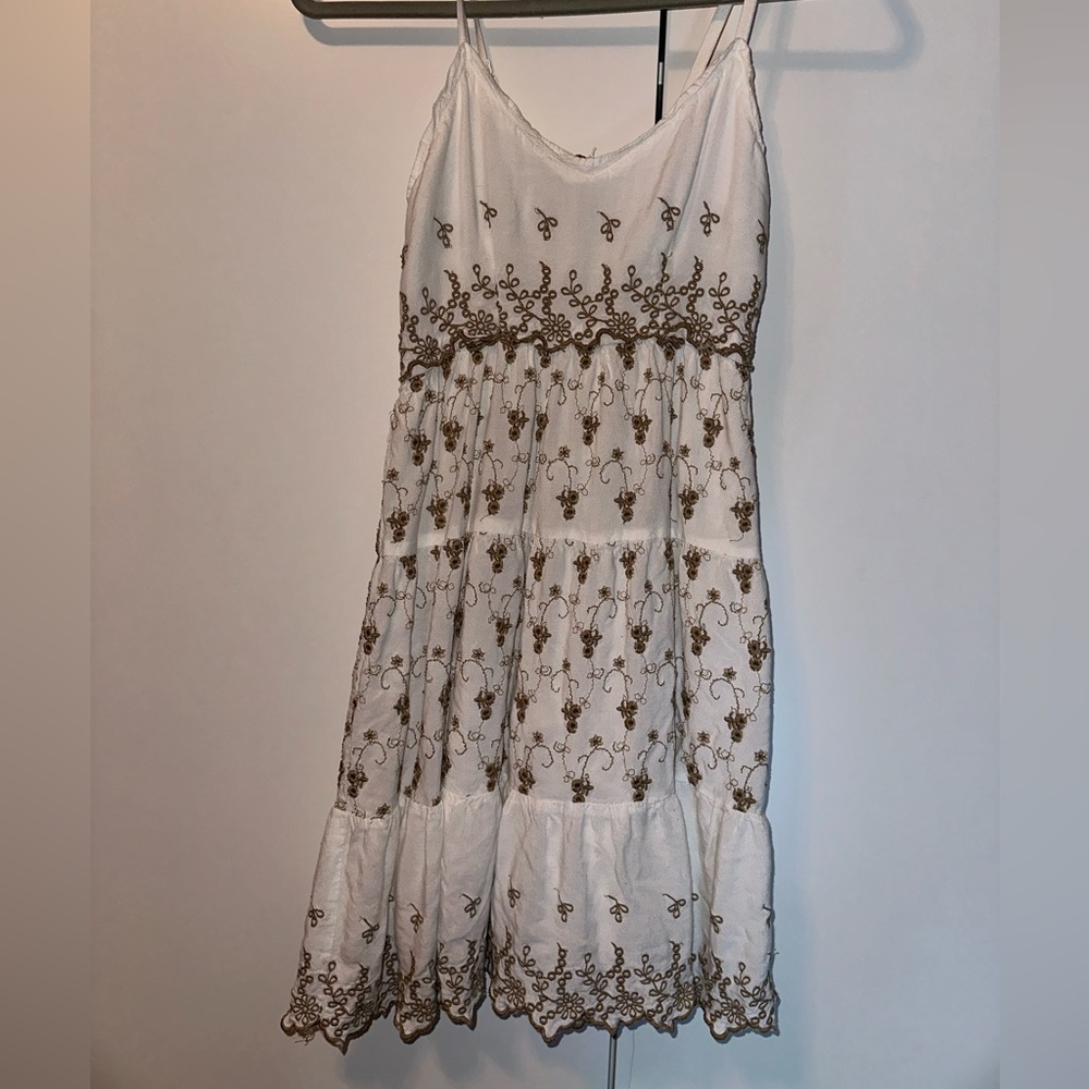 Jessica Simpson XS White dress with tan floral design